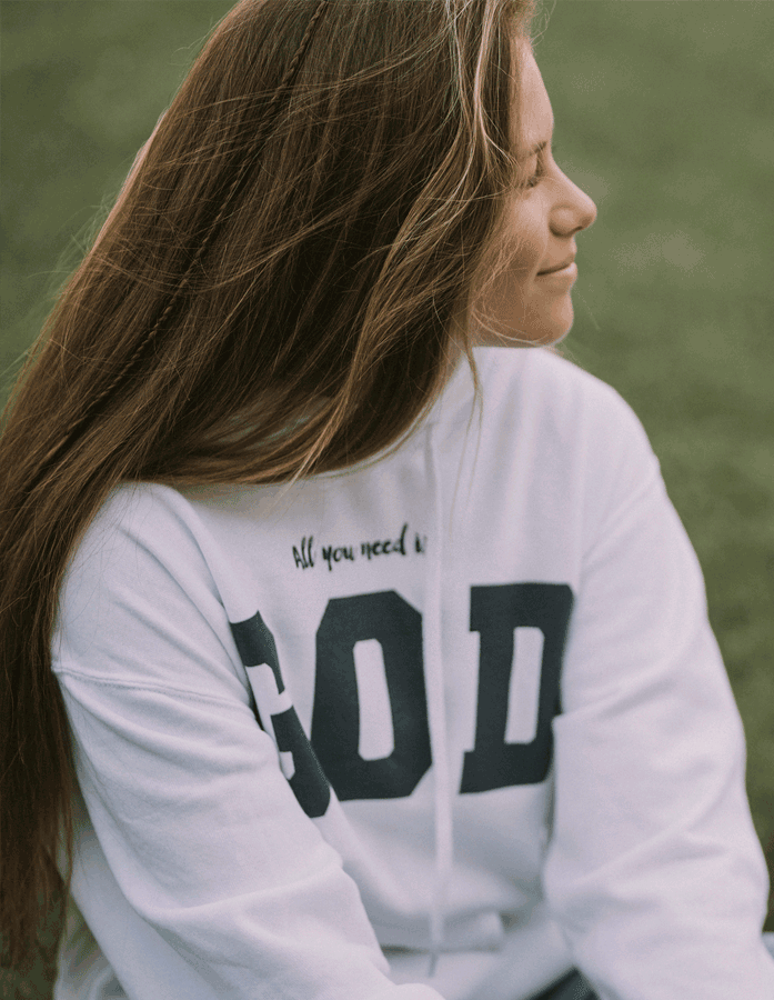 Sudadera blanca con capucha y bolsillo "All need is God".