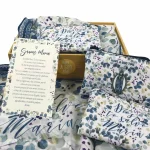 Set de regalo cristiano para el Día de la Madre con textiles florales y mensaje “Dios te salve María” de Have a God Time