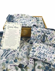 Set de regalo cristiano para el Día de la Madre con textiles florales y mensaje “Dios te salve María” de Have a God Time
