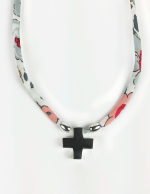 Colgante de cruz de pata cordon flores claras