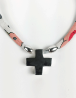 Colgante de cruz de pata cordon flores claras - Imagen 2