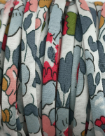 Colgante de cruz de pata cordon flores claras - Imagen 4