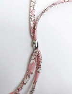 Colgante de Cruz de plata con Cordon flores rosas - Imagen 2