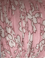 Colgante de Cruz de plata con Cordon flores rosas - Imagen 3