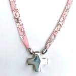 Colgante de Cruz de plata con Cordon flores rosas