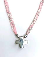 Colgante de Cruz de plata con Cordon flores rosas