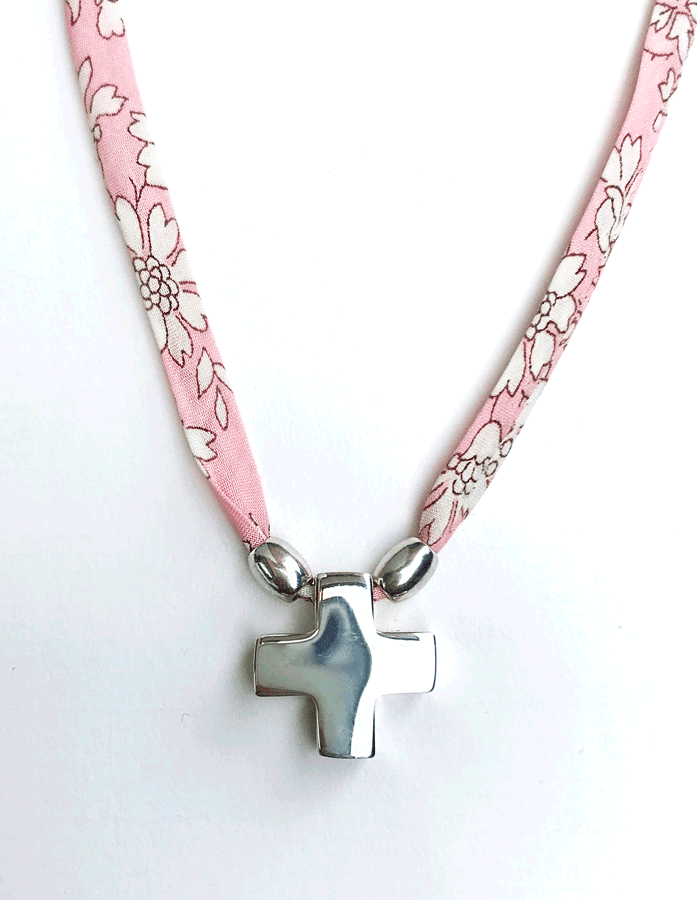 CRUZ-ROSA_4d21102aa77cd75b574f02dd559949b5 Colgante de Cruz de plata con Cordon flores rosas - Imagen 1