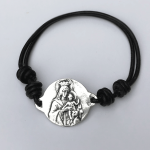 Pulsera de cuero con escapulario grande