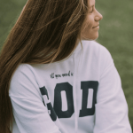 Sudadera con capucha All you need is God blanca
