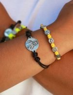 Pulsera de cuero con escapulario grande - Imagen 3
