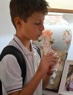 Figura Virgen del beso madera natural - Imagen 7