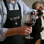 Delantal "No Tienen Vino" negro