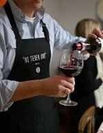 Delantal "No Tienen Vino" negro