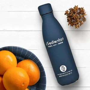 Botella azul con el texto “¿Sediento? Habla con Jesús” junto a naranjas sobre fondo blanco, producto de Have a God Time.
