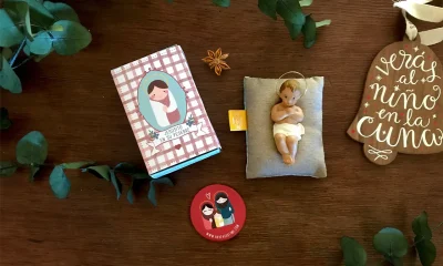 Caja Jesús en su pesebre con figura del Niño Jesús y chapa de Have a God Time