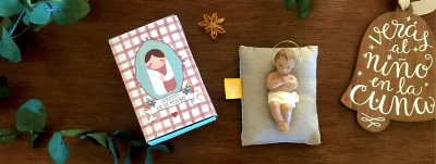Caja Jesús en su pesebre con figura del Niño Jesús y chapa de Have a God Time