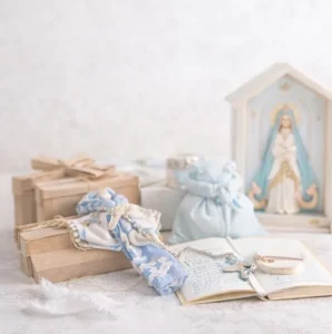 Regalo de comunión para niño con rosario, Biblia y detalles religiosos