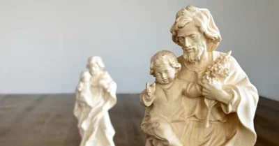 Figura san jose con niño madera natural3